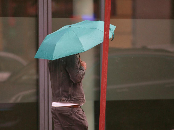 Mann mit Regenschirm am 28.08.2025