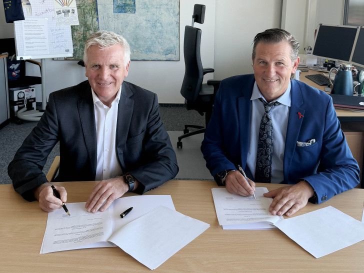 Thomas Ring und Torsten Glaser bei der Vertragsunterzeichnung. 