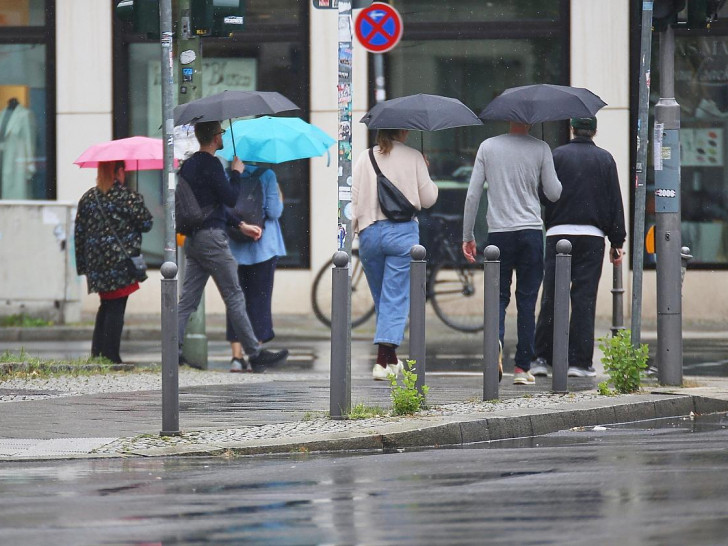Personen mit Regenschirmen am 28.08.2025