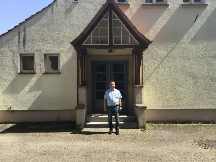 Schöppenstedts Stadtdirektor Rainer Apel vor dem DGH in Eitzum.