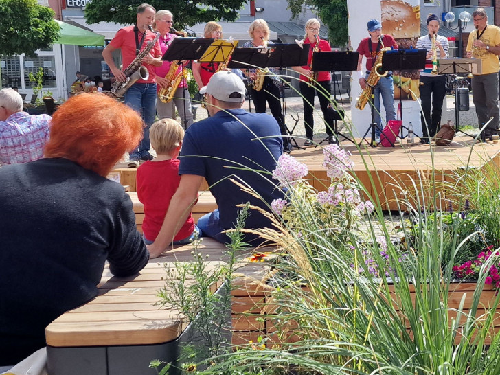Besucher der Peiner Innenstadt erleben in der bepflanzten Stadtoase abwechslungsreiche Auftritte.