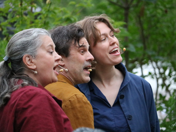 Regine Gebhardt, Folkert Dücker und Emma Schoepe während der Premierenvorstellung. 