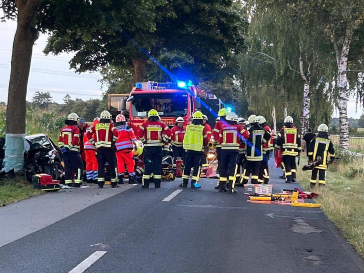 Einsatzkräfte am Unfallort (Archiv)