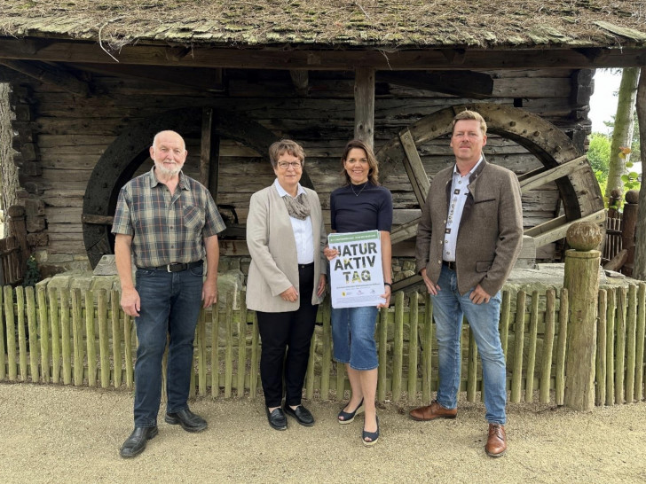 v.l..n.r Karl-Gustav Laser - Schäfer und Wolfsberater, Ute Spieler, Kreisrätin des Landkreises Gifhorn, Susanne Könecke, Fachkraft zur Stärkung des Ehrenamtes beim Landkreis Gifhorn und Sebastian Lipper - Betriebsleiter des Internationalen Mühlenmuseums geben beim Natur-Aktiv-Tag am 6. und 7. September 2025 Natur- und Artenschutz eine Bühne. 