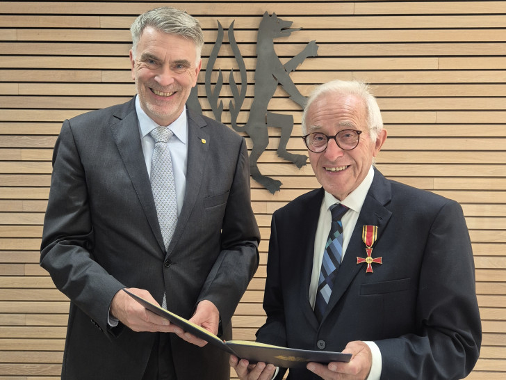 Heinz Möller (re.) wurde von Landrat Henning Heiß mit dem Verdienstkreuz am Bande des Verdienstordens der Bundesrepublik Deutschland ausgezeichnet.