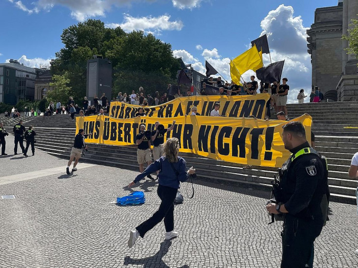 Demo der "Identitären Bewegung" während ARD-Sommerinterview am 24.08.2025