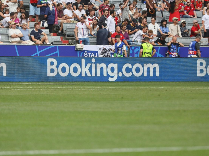 Bandenwerbung für Booking.com (Archiv)