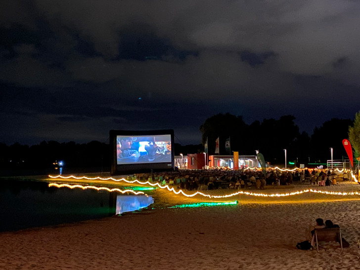 Besucherinnen und Besucher erwarten Blockbuster in Strandatmosphäre.