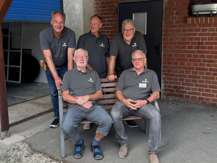 Das Team der Handwerklichen Hof-Hilfe (v.l.n.r. Michael Rehn, Lothar Acker, Ralf Kraupner, Christian Hunger, Henning Krähe, nicht im Bild Heinrich Macke-Lowin, Lutz Kragel).