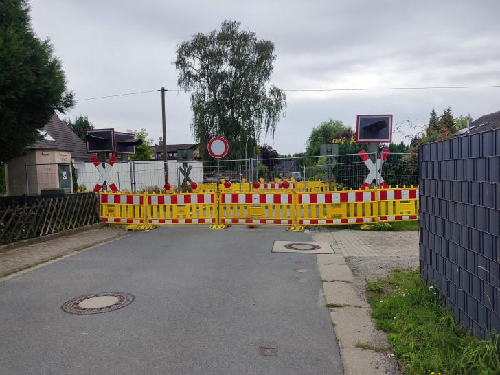 Der Bahnübergang in der Straße Auf dem Anger ist derzeit gesperrt.