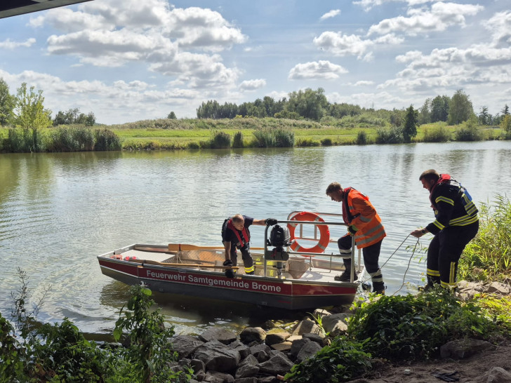 Auch das Mehrzweckboot der Gemeindefeuerwehr Brome kam zum Einsatz.