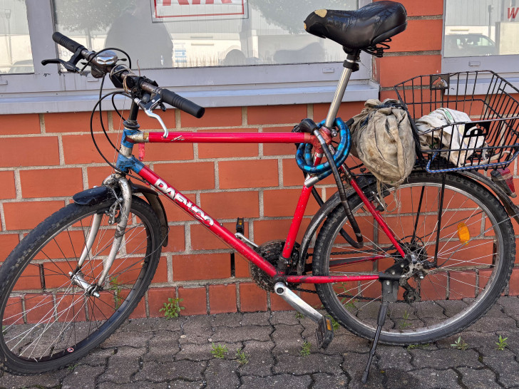 Mit diesem Fahrrad soll der Mann zu dem Geschäft gefahren sein.