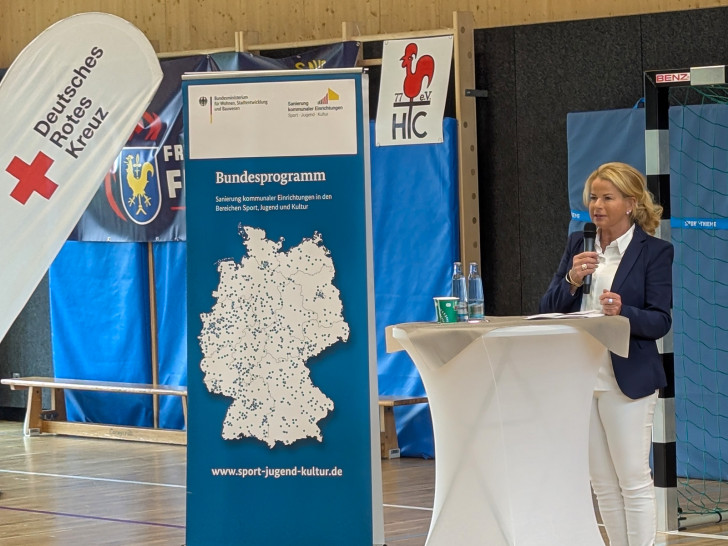 Goslars Oberbürgermeisterin Urte Schwerdtner eröffnet die Mehrzweckhalle Hahndorf.