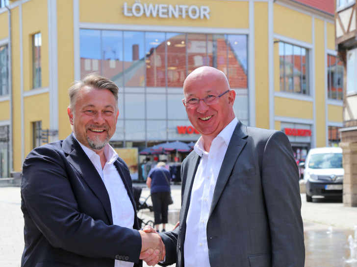 Bürgermeister Ivica Lukanic (links) und Detlev Quidde mit dem Löwentor im Hintergrund.