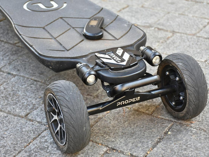 E-Scooter-Fahrerin Handy (Archiv)