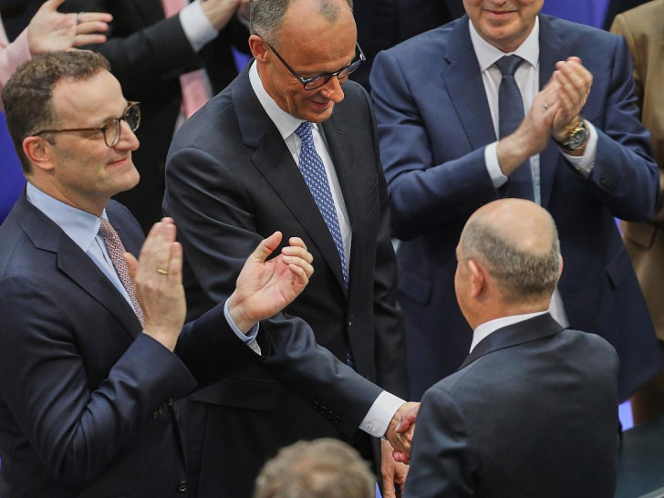 Olaf Scholz gratuliert Friedrich Merz nach der Kanzlerwahl (Archiv)