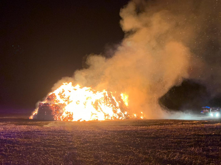 In der Nacht zum Mittwoch stand zwischen Klein Oesingen und Lingwedel eine Strohmiete mit rund 200 Quaderballen in Vollbrand.