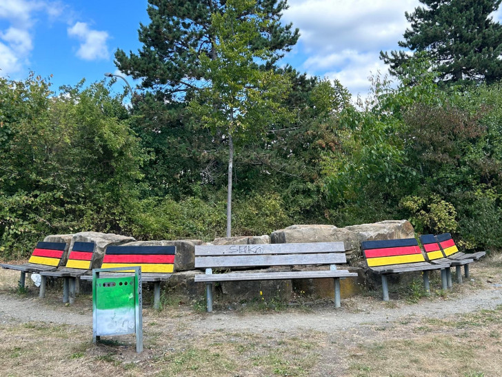 Bemalte Parkbänke auf dem Hügel am Ludgeriteich.