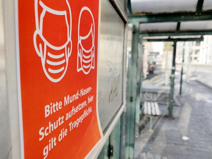 Hinweis auf Mund-Nasen-Schutz an einer Straßenbahnhaltestelle (Archiv)