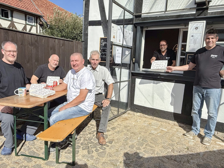 Gemütlichen Beisammensein: Maik Eggeling, Frank Thun, Peer Narup, Bürgermeister Frank Graf, David Ullrich und Marcus Pankatz (v. li.).  