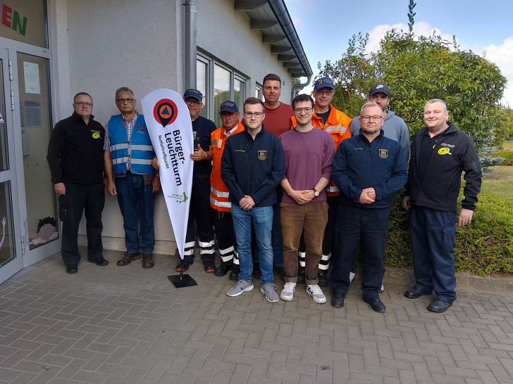 Mitarbeiterinnen und Mitarbeitern der Abteilung Bevölkerungsschutz des Landkreises Wolfenbüttel erprobten gemeinsam mit der Samtgemeindeverwaltung Sickte und der Freiwilligen Feuerwehr Sickte erstmalig die Einrichtung eines Bürger-Leuchtturmes als Notfalltreffpunkt.