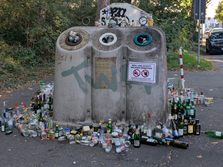 So sah der Altglascontainer am Harztorwall am Dienstagmorgen aus.