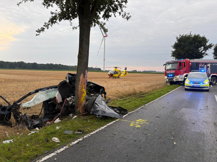 Das Auto war frontal gegen den Baum geprallt.