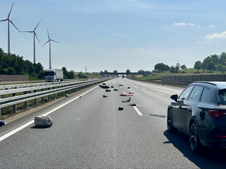 Die Dachbox eines Dachgepäckträgers hatte sich auf der A7 entladen.