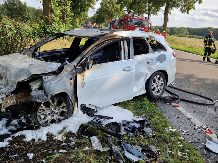 Das Auto hatte durch den Aufprall Feuer gefangen.