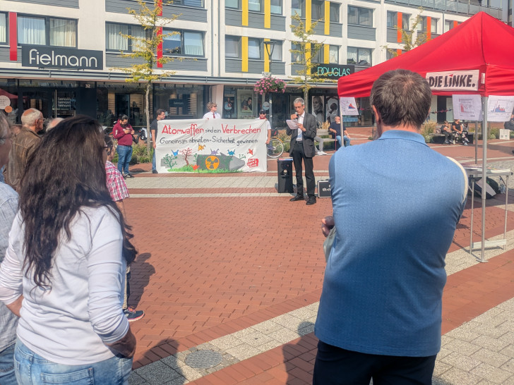 Mehr als 20 Menschen nahmen an der Mahnwache teil.