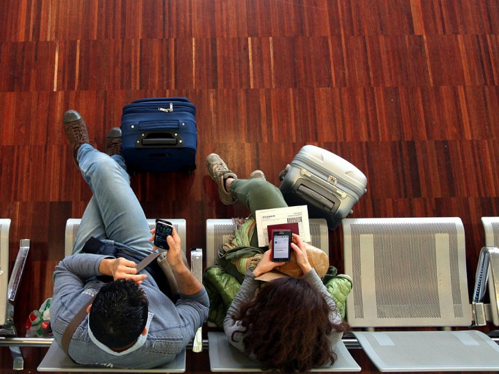 Ein Pärchen wartet am Flughafen
