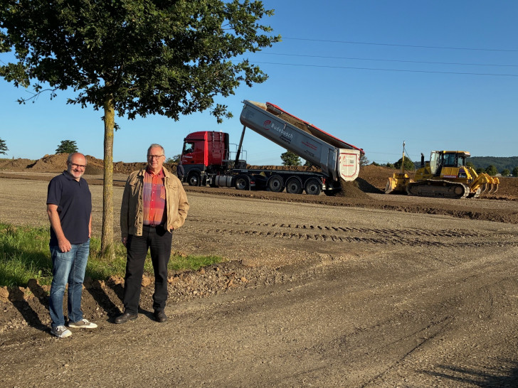 Frank Oesterhelweg (Vorsitzender des Fördervereins und Geschäftsführer der Lenkungsgruppe des Archäologie- und Landschaftsparks Pfalz Werla) und Sven Volkers (Bau- und Umweltdezernent des Landkreises Wolfenbüttel und Lenkungsgruppenmitglied) bei der Besichtigung der Parkplatz-Baustelle an der Kaiserpfalz Werla. 