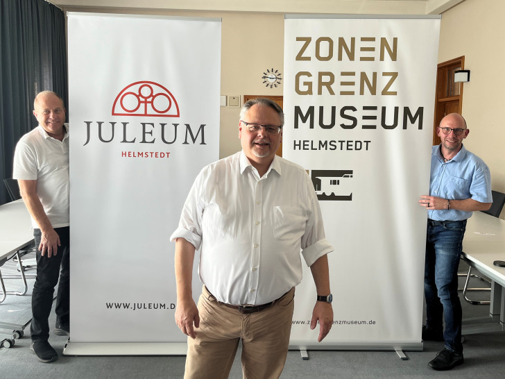Landrat Gerhard Radeck, Museumsleiter Dr. Matthias Meinhardt und Christian Ulrich (Geschäftsbereich Schule, Kultur und Sport) präsentieren die neuen Wort-Bild-Marken für das Zonengrenzmuseum und das Juleum (v. li.).