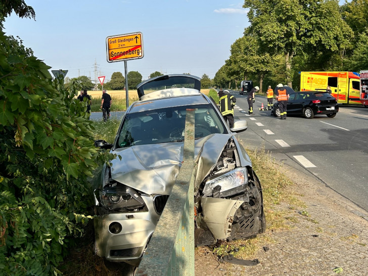 Ein Fahrzeug hatte sich unter das Brückengeländer geschoben.