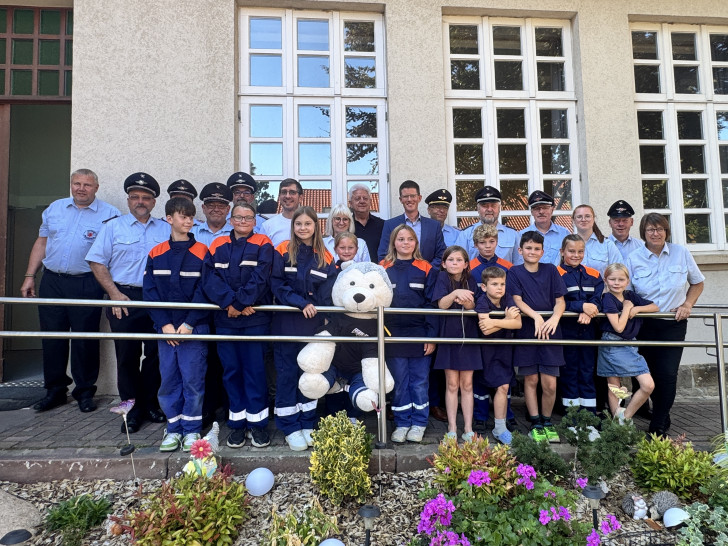 Gruppenfoto mit den Jugendlichen der neu eröffneten Jugendfeuerwehr Groß Gleidingen und ihrem Maskottchen, dem Wolf.