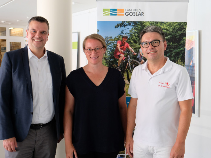 Mit 50.000 Euro fördert der Landkreis Goslar einen vollen Kassenarztsitz für das hausärztliche Versorgungszentrum „DIE PRAXIS“. Dr. Steffen Schmerer (rechts) und Dr. Bettina Stein nahmen den Förderbescheid von Landrat Dr. Alexander Saipa (links) im Kreishaus entgegen.