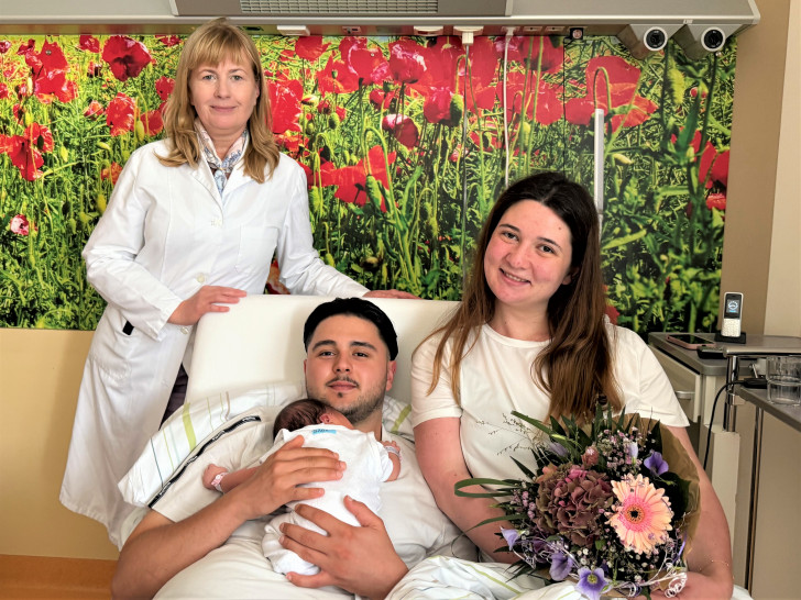 Ein besonderer Moment: Die Familie Gencay mit ihrer neugeborenen Tochter zusammen mit Dr. Anna-Maria Kacprzyk, die herzlich zur 500. Geburt in diesem Jahr gratuliert.