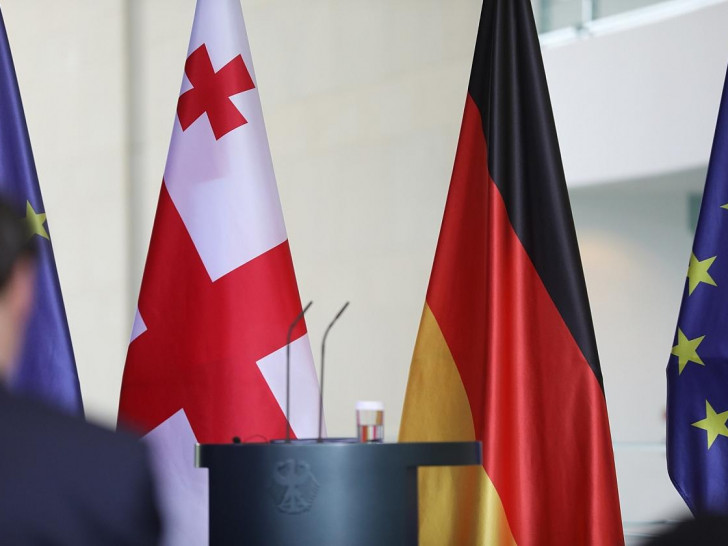 Flaggen von EU, Georgien und Deutschland (Archiv)
