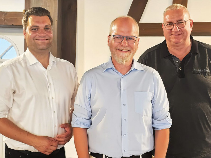 Tobias Breske, der Kandidat für das Amt des Gemeindebürgermeisters, und die beiden Vorsitzenden des CDU-Gemeindeverbandes Daniel Eimers (li.) und Frank Denecke (re.).