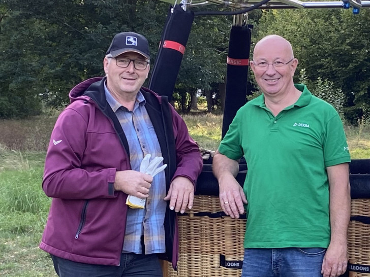 Detlev Quidde (rechts) von Okerballooning im Gespräch mit dem Werla-Fördervereinsvorsitzenden Frank Oesterhelweg (links).