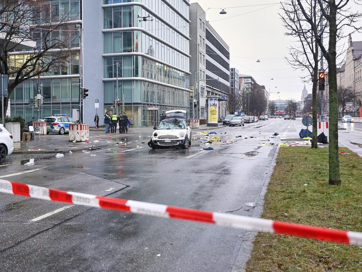 Auto fährt in München in Menschenmenge (Archiv)