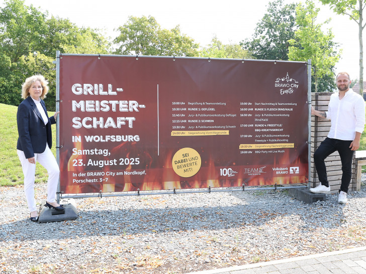  Claudia Kayser, Leiterin der Direktion Wolfsburg der Volksbank BRAWO, und Christian Fuchs, Geschäftsführer der Team 3 Event & Gastro GmbH, freuen sich auf viele Besucher nächsten Samstag auf der Grünfläche des BRAWO City Geländes.