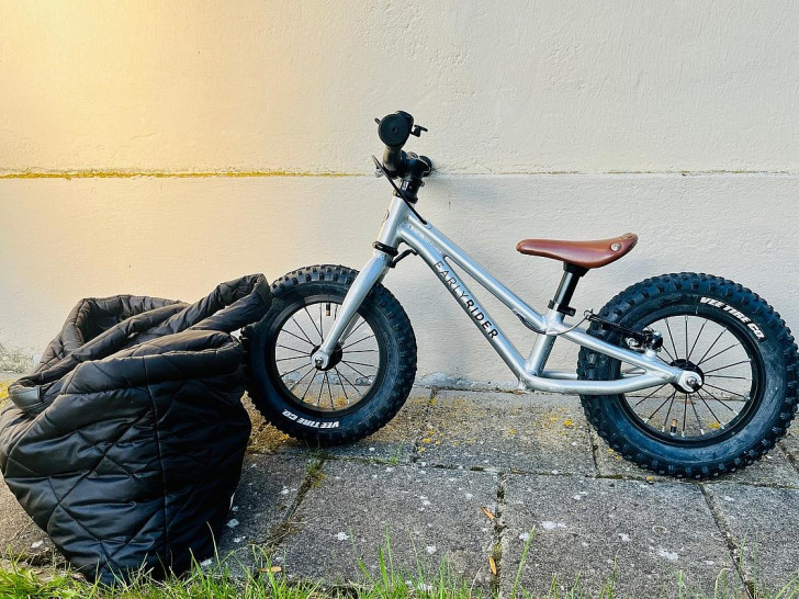Fahrrad und Tasche (Archiv)
