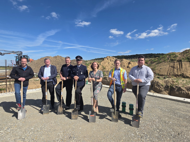von links: Sachgebietsleiter Gebäude- und Liegenschaften Christian Siber Tischer., Bürgermeister Alexander Hoppe, Stadtbrandmeister Matthias van der Wall, Ortsbrandmeister Ralf Kotzmann. Ortsvorsteherin Marnie Ackermann, Bauleiter Jan-Hendrik Tegtmeyer-Ingenieurbüro Kuhn und Partner, Fachdienstleiter Bürgerdienste Sascha Kühne