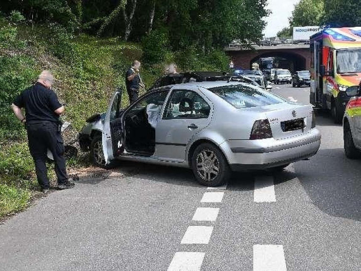 Die beteiligten Fahrzeuge mussten abgeschleppt werden (Archiv)
