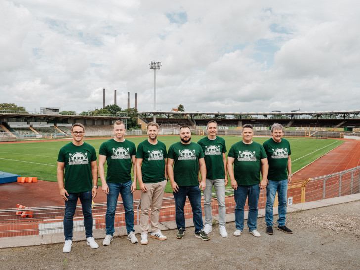 (von links): Gunnar Clauß (Leiter Fanservice, VfL Wolfsburg-Fußball GmbH), Marvin Minner (Fanvertreter), Dennis Weilmann (Oberbürgermeister Stadt Wolfsburg), Alexander Funke (Fanvertreter), Dr. Sebastian Rudolph (Aufsichtsratsvorsitzender VfL Wolfsburg-Fußball GmbH und Leiter Volkswagen Konzernkommunikation), Henning Schillmöller (Vorstand VfL Wolfsburg e.V.), Wolfgang Hotze (Aufsichtsratsvorsitzender VfL Wolfsburg e.V.).