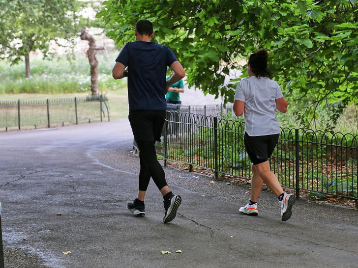 Jogger in einem Park (Archiv)