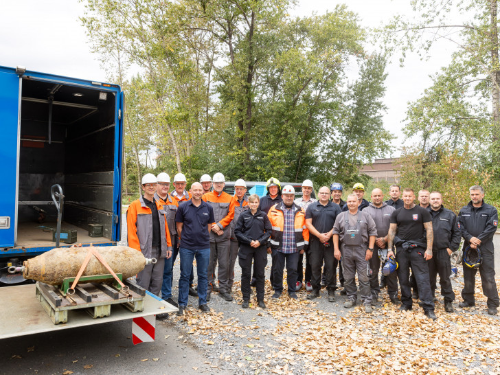 Vertreter aller beteiligten Stellen nach der Entschärfung: Salzgitter-Konzern, Stadt Salzgitter, Kampfmittelbeseitigung, Polizei und Feuerwehr.
