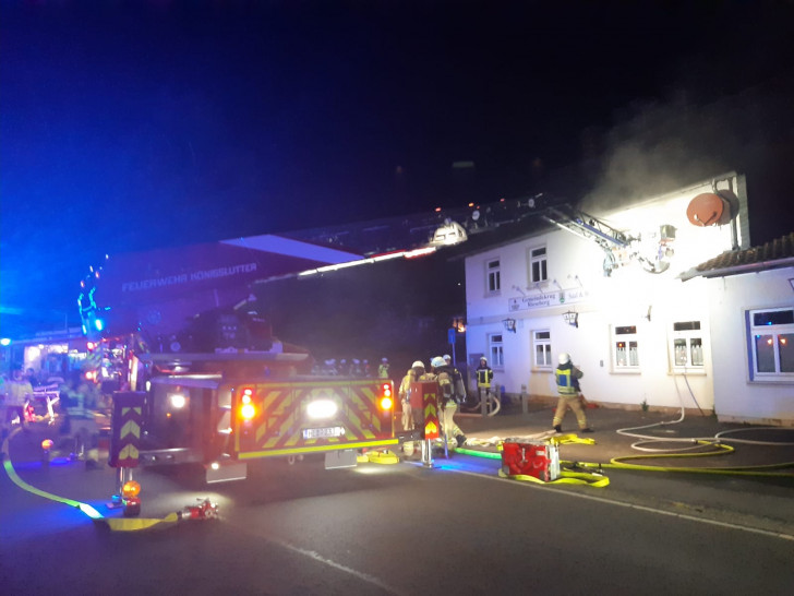 Zahlreiche Einsatzkräfte bekämpften den Brand.