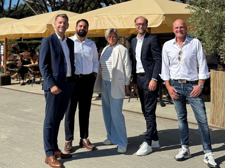 Eröffnung der "Finca & Bar Celona" im Allerpark, v. l. Wolfsburger Oberbürgermeister Dennis Weilmann, Bican Tam (Betriebsleiter der „Finca & Bar Celona“), Claudia Busch (Expansion & Bau, Celona Gastro GmbH), Jens Hofschröer (Wirtschaftsdezernent und WMG-Geschäftsführer) und Oliver Boyke (Immobilien-Eigentümer)